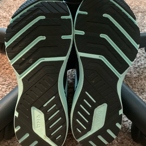 Women’s 8.5 brooks running shoe - Picture 4 of 5